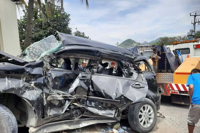 Petugas mengevakuasi kendaraan yang terlibat kecelakaan di Jalan Raya Purwakarta-Bandung, Kampung Cimuntuk, Desa Sukatani, Kecamatan Sukatani, Kabupaten Purwakarta, Sabtu (5/3/2022)