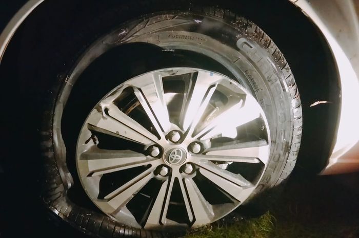 Cara mengatasi ban mobil pecah saat melaju