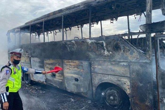 Bus Al Mubarok terbakar habis di Tol Pandaan