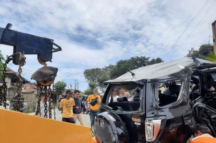 Evakuasi Daihatsu Terios yang terlibat kecelaaan dump truck di Purwakarta, Sabtu (05/03/2022).