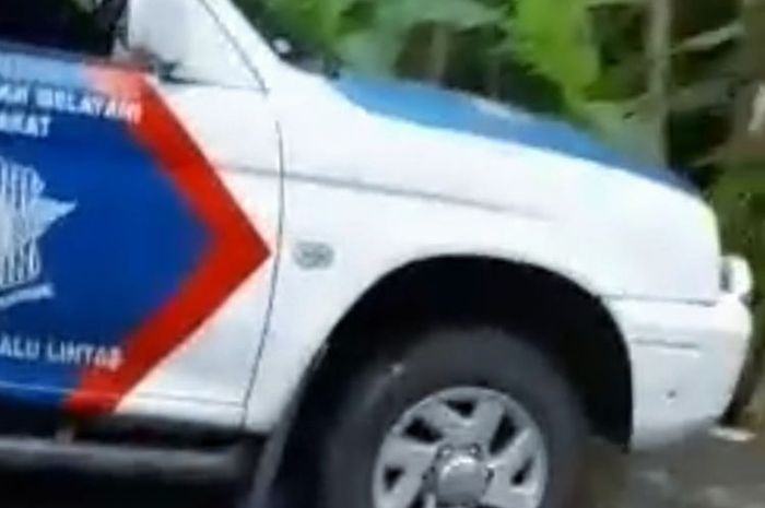 Tangkapan layar video mobil polisi Satlantas Polres Purbalingga diduga terlibat kecelakaan, lindas korban hingga tersangkut di kolong ban, Jumat (4/3/2022).