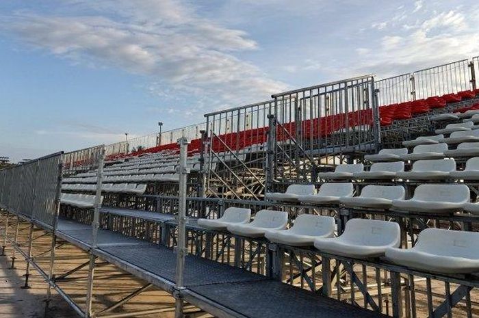 Tribun penonton di sirkuit Mandalika yang pakai motif bendera Indonesia