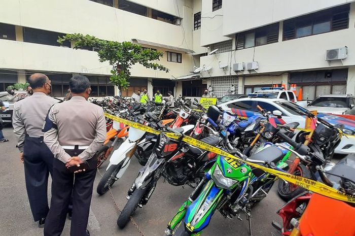 Puluhan motor modif supermoto yang masuk Tol Layang Dalam Kota Kelapa Gading-Pulo Gebang ditilang