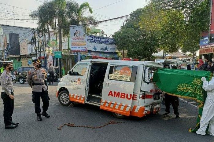 Ambulans pengangkut alhmarhum Kades Sukolilo, Mulyanto kecelakaan di perempatan Bleber, kota Pati, Jawa Tengah