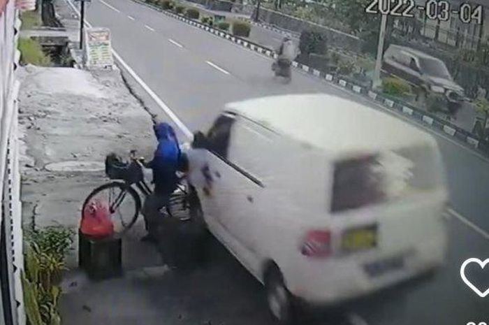 Viral video ibu-ibu penjual jamu nyaris dihantam mobil yang melaju kencang