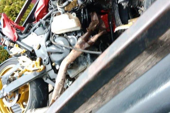 Kawasaki Ninja 250 yang ringsek adu moncong lawan truk dump