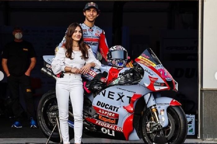Enea Bastianini dan sang pacar, Alice Ricci di sirkuit Losail pada MotoGP Qatar 2022