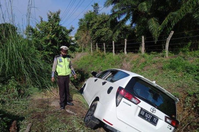 Kondisi Toyota Kijang Innova usai menghantam pemotor hingga tewas di desa Bahal, Portibi, Padang Lawas Utara, Sumatera Utara