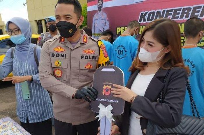 Novia kembali mendapatkan mobilnya yang sempat dibawa kabur oleh pacarnya sendiri.