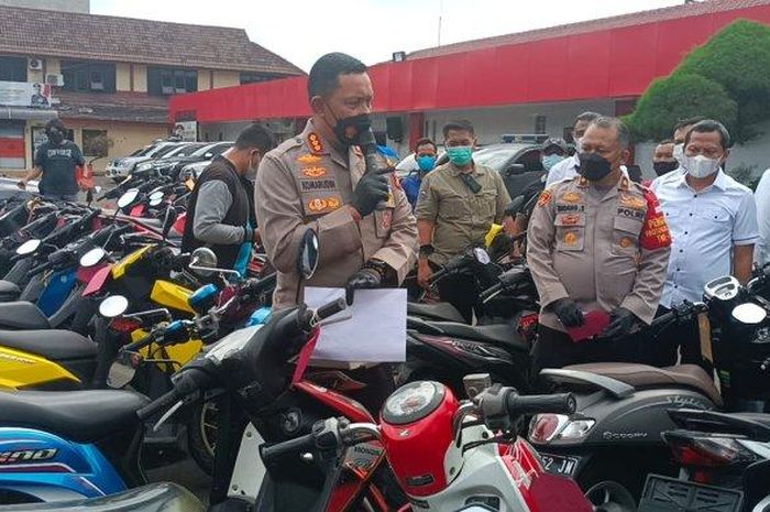 Polres Metro Tangerang Kota mengamankan 27 orang spesialis pencurian sindikat kendaraan bermotor di Kota Tangerang berikut STNK palsunya, Selasa (7/3/2022).