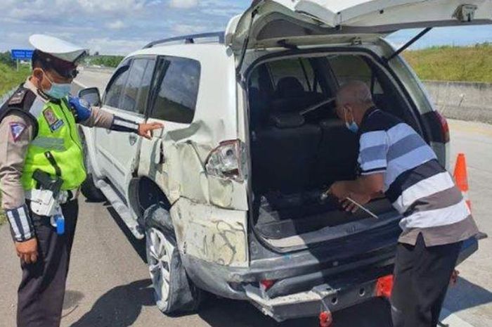 Kondisi Mitsubishi Pajero Sport usai terpelanting hebat tampar pembatas jalan tol Kertosono-Caruban akibat pecah ban