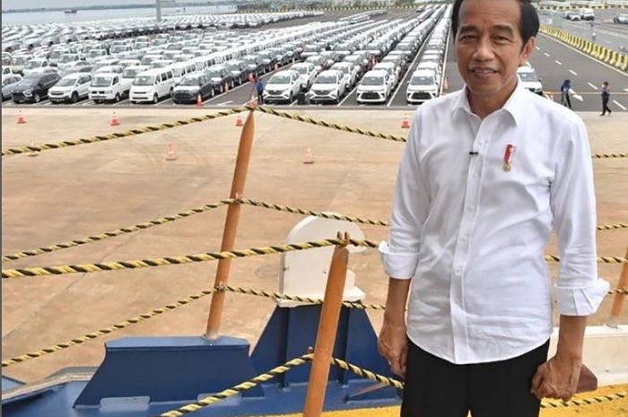 Presiden Joko Widodo tinjau mobil-mobil rakitan Indonesia yang akan diekspor di Pelabuhan Patimban di Subang, Jawa Barat