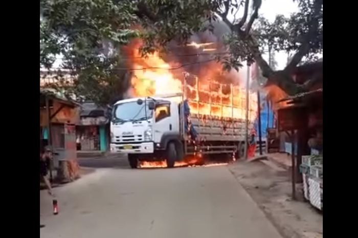 Truk pengangkut styrofoam terbakar di Serang, Banten pada Selasa (08/03/2022) pagi tadi.
