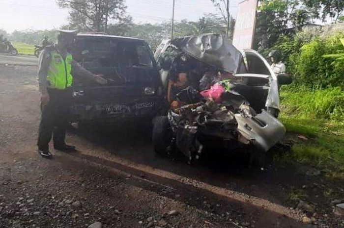 Kondisi Daihatsu Espass terkelupas dan hancur lebur usai tabrakan dengan truk dan Mitsubishi L300 di Majenang, Cilacap