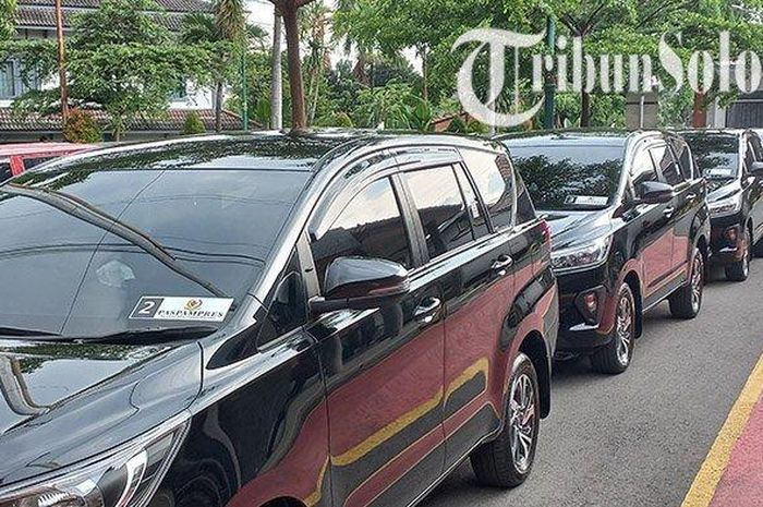 Penampakan 14 unit Toyota Kijang Innova Reborn hitam yang datang ke stasiun Solo Balapan menjemput anggota Paspampres, (8/3/22)