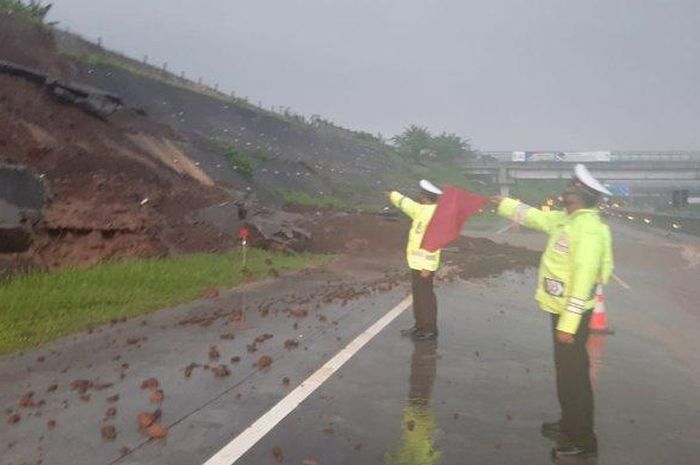 Saat petugas melakukan pembersihan dan rekayasa lalu lintas di Tol Pandaan-Malang KM 78/A, yang dikabarkan longsor, Selasa (8/3/2022).  