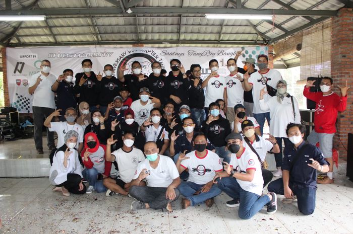 Para anggota White Car Community Tangerang Raya (WCC TangRay) saat acar syukuran ulang tahun ke-9
