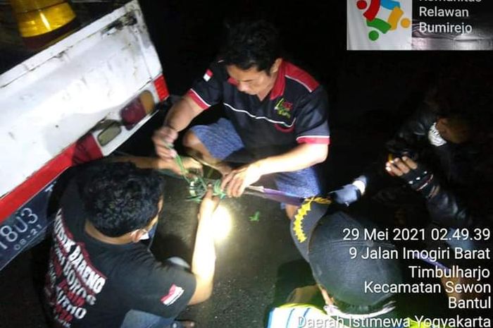 Pasukan ACJJ saat memperbaiki kendala yang dialami pengedara mobil di kawasan Jogja