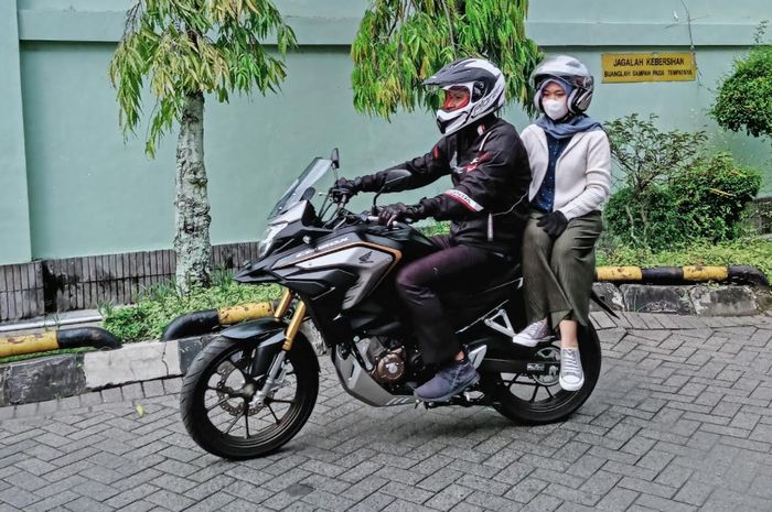 Bonceng menyamping tak disarankan, kalau terpaksa wajib lebih waspada