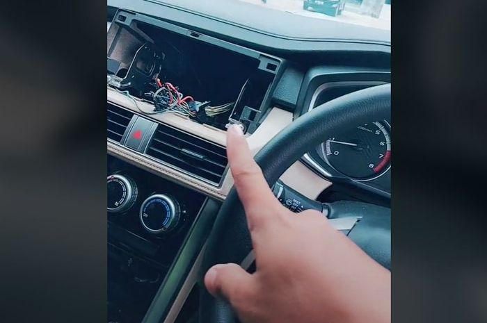 Pengambil video menunjukan kondisi Mitsubishi Xpander tarikan leasing ditrondoli debitur