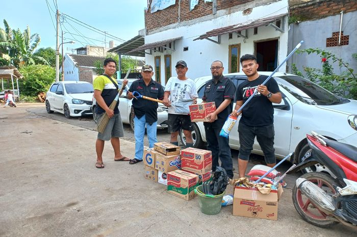 Perwakilan TEVCI Korwil Banten memberikan donasi kepada warga terdampak bencana Banjir Bandang di Kota Serang, Banten