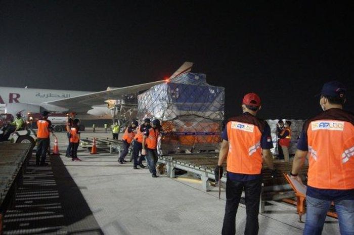 Pesawat Qatar Airways menurunkan logistik tim MotoGP seharga miliaran rupiah dengan berat ratusan ton di bandara International Zainuddin Abdul Madjid, Praya, Lombok Tengah, (9/3/22)