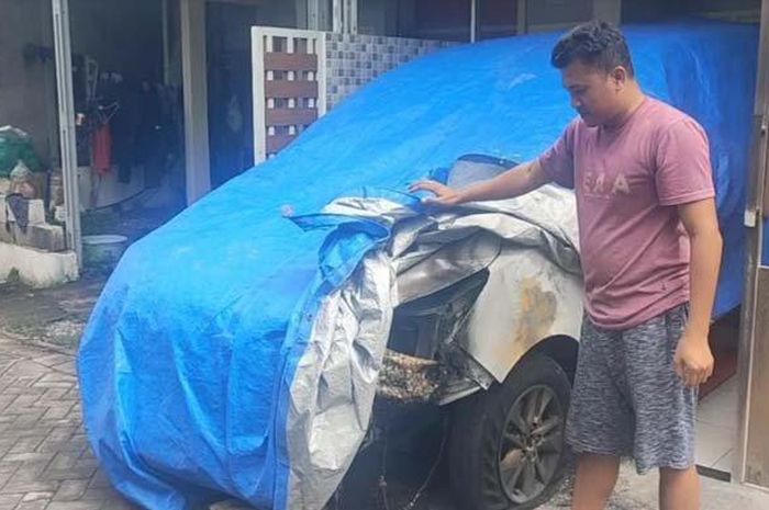 Kondisi Toyota Kijang Innova Reborn milik warga Cerme, Gresik, Jatim yang sengaja dibakar dan  diledakan pria misterius di dalam garasi rumah