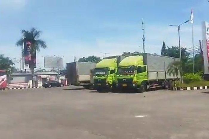 Kelangkaan Solar sebabkan antrean panjang truk dan bus terjadi di SPBU di Kota Makassar.