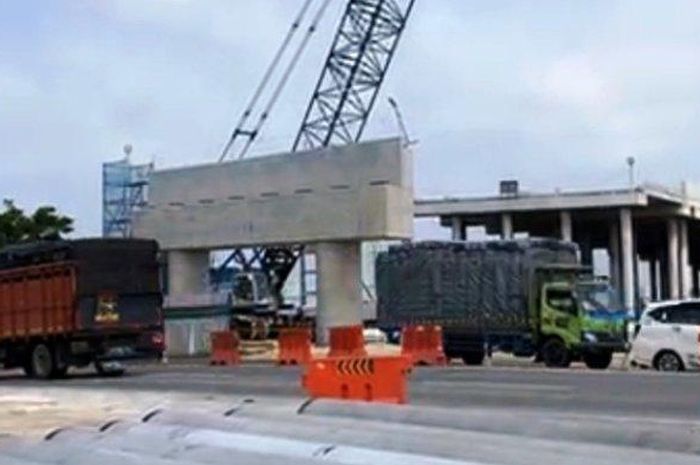 Situasi lokasi pemasangan girder tol Semarang-Demak di Jalur Pantura Desa Sayung, Demak pada Jumat (11/03/2022).
