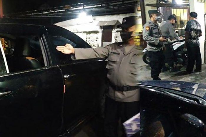 Polisi olah TKP kasus pecah kaca yang menimpa Toyota Kijang Innova di dusun Mangunan, Kalitirto, Berbah, Sleman