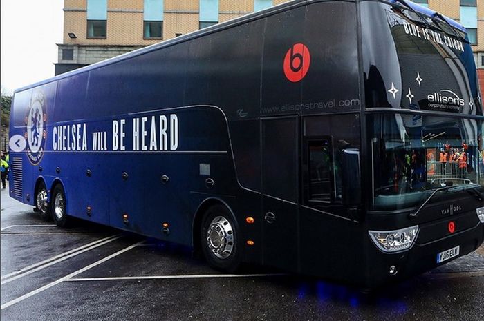 Ilustrasi: Bus Chelsea yang dikabarkan terdampak kasus pembekuan aset Roman Abramovich.