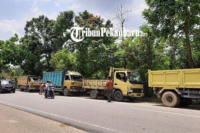 Truk antre menanti pengisian bahan bakar solar di SPBU Jalan Imam Munandar, Rabu (9/3/2022). Ada pengemudi yang sudah berkeliling dua jam mencari solar. 