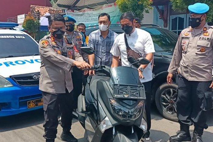 Kapolres Cirebon Kota, AKBP M Fahri Siregar (kiri), saat mengantarkan sepeda motor Dewiyanti ke rumah Dewiyanti di Jalan Saleh, Kecamatan Kejaksan, Kota Cirebon, Sabtu (12/3/2022)