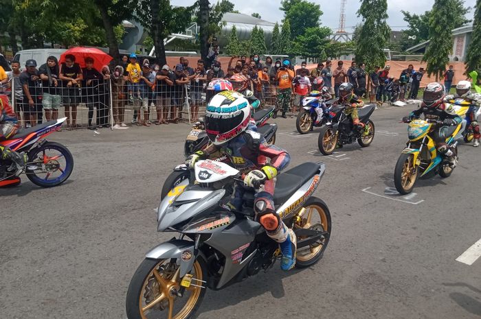 Potret para pembalap Kelas Bebek 4-tak 150 cc Pemula 12 Tahun (MP4) di ajang road race Piala Sri Sultan Hamengkubuwono X 2022, Minggu (13/03/2022)
