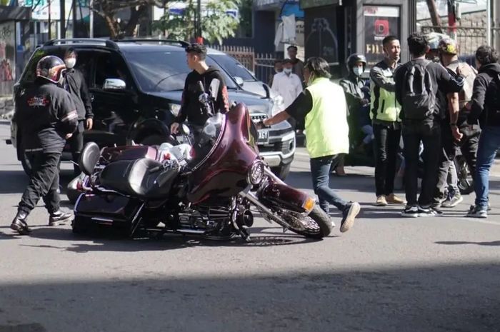 Pengendara Harley-Davidson yang terjatuh di Jalan Setiabudi, Kota Bandung.