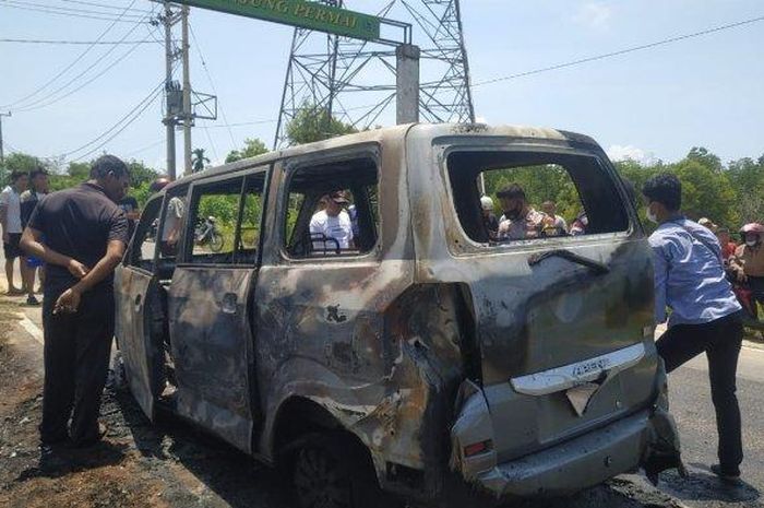 Suzuki APV berisi delapan orang terbakar di Tanjung Permai, Seri Kuala Lobam, Bintan, Kepulauan Riau