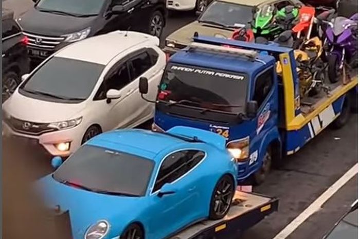 Iring-iringan truk towing pengangkut aset kendaraan milik Doni Salmanan