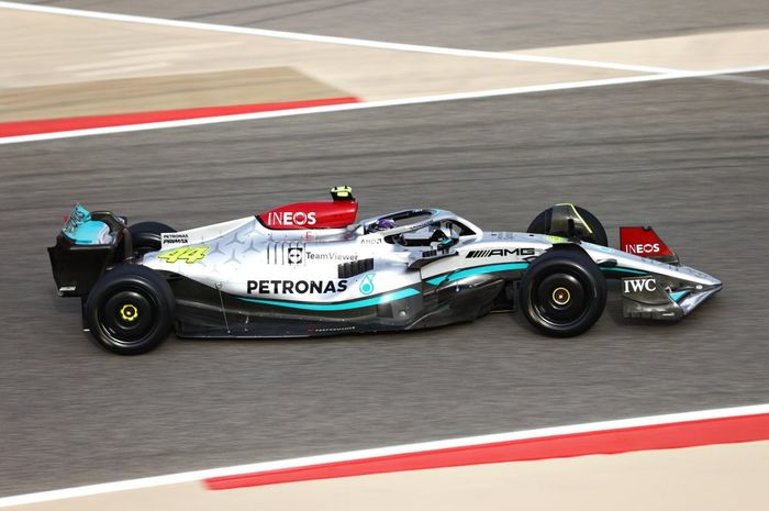 Mercedes W13 yang dibesut Lewis Hamilton