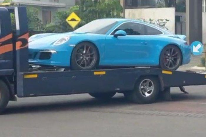 Porsche Carrera 911 4S milik Doni Salmanan diangkut truk towing, Minggu (13/3/2022)