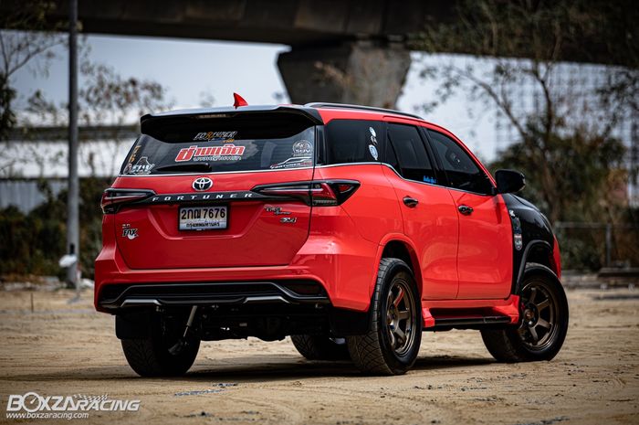 Modifikasi Toyota Fortuner racing ini juga mengemas kabin dan upgrade mesin