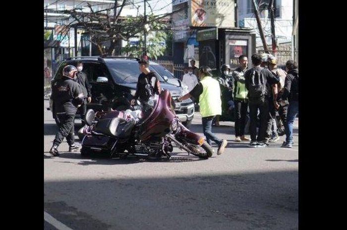 tangkap layar kejadian pengendara moge hendak putar balik, malah ngamuk aniaya pemotor lain di Jalan Setiabudi Bandung, Minggu (13/3/2022)