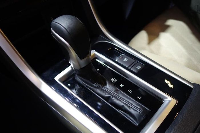 Tuas transmisi CVT dan rem parkir elektris milik Mitsubishi Xpander terbaru.(KOMPAS.com/DIO DANANJAYA)