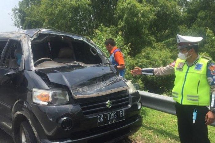 Suzuki APV yang alami pecah ban hingga koprol di ruas tol Surabaya-Mojokerto, (14/3/22)