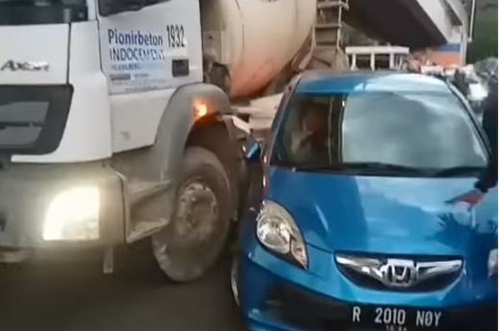 Honda Brio kejepit truk molen saat nyalip dari kiri di perempatan Pasar Cipete Selatan, Cilandak, Jakarta Selatan