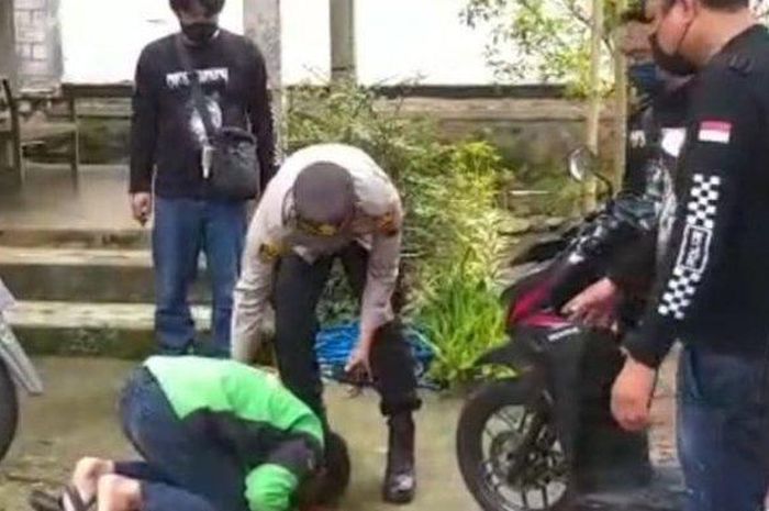 Kapolsek Bandungan Iptu Ari Parwanto menyerahkan sepeda motor milik korban begal.