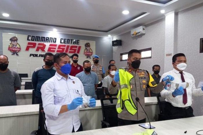 Barng bukti rompi parkir yang dipakai tukang parkir pungli Rp 100 ribu per mobil di pantai Karanghawu, Cisolok, Sukabumi