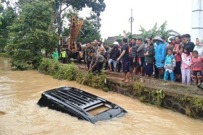 Proses evakuasi Pajero hitam di Sungai Wates, Desa Mujur Lor, Kecamatan Kroya Cilacap. Selasa (15/3/2022).