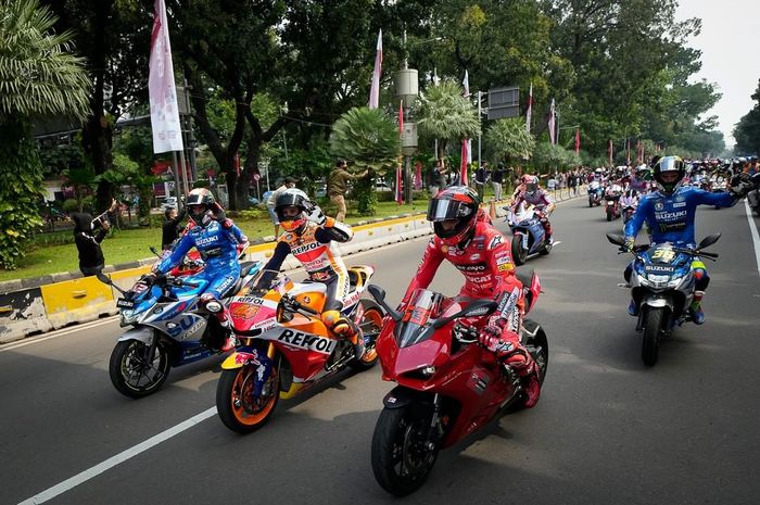 Sebelum bertanding di Sirkuit Mandalika, Sejumlah Pembalap MotoGP melakukan parade di Jakarta disambut masyarakat. 