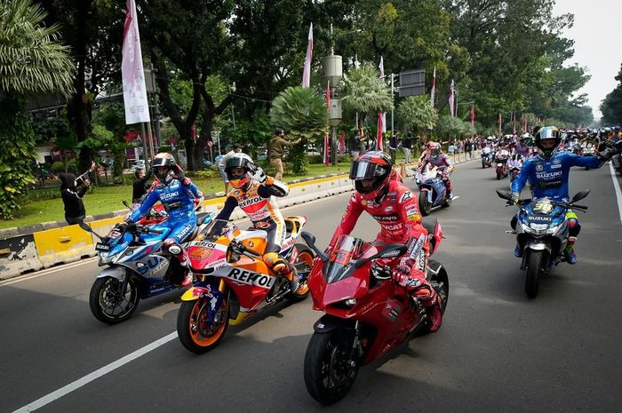 Sebelum bertanding di Sirkuit Mandalika, Sejumlah Pembalap MotoGP melakukan parade di Jakarta disambut masyarakat. 