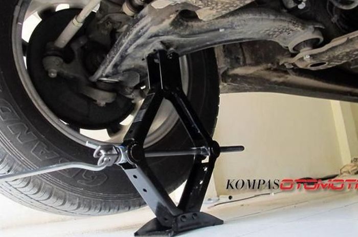 Posisi tumpuan dongkrak pada Daihatsu Terios (ban depan kanan).